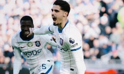 Moisés Caicedo celebra con Pedro Neto un gol del Chelsea. Foto: Chelsea