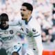 Moisés Caicedo celebra con Pedro Neto un gol del Chelsea. Foto: Chelsea
