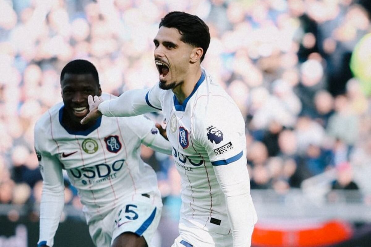 Moisés Caicedo celebra con Pedro Neto un gol del Chelsea. Foto: Chelsea