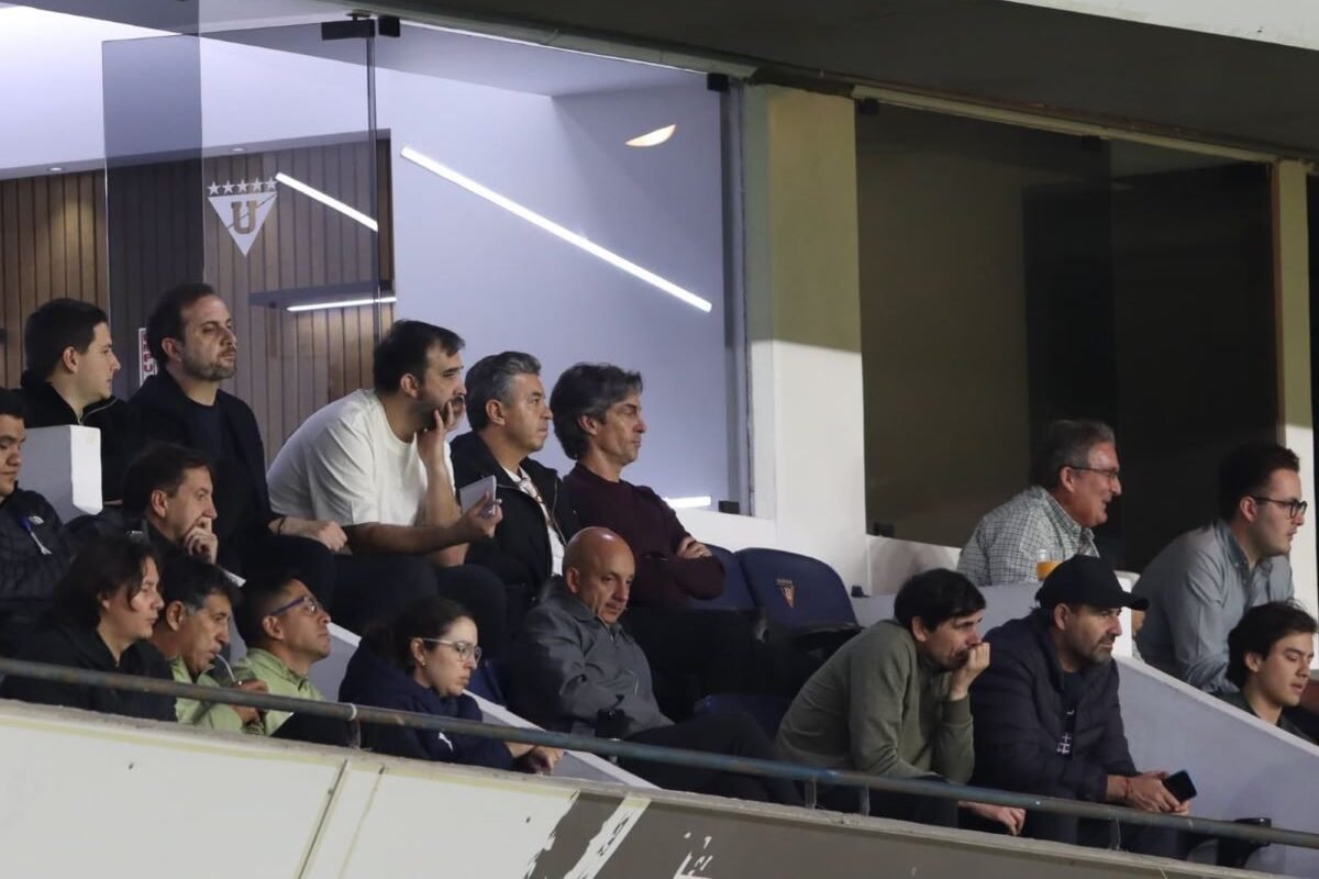Marcelo Gallardo y su comitiva en el estadio Rodrigo Paz Delgado. Foto La Tri