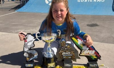 Mónica Zevallos, piloto ecuatoriana de 6 años con sus trofeos de 2026. Foto Mónica Zevallos