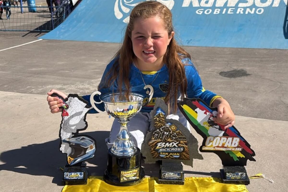 Mónica Zevallos, piloto ecuatoriana de 6 años con sus trofeos de 2026. Foto Mónica Zevallos
