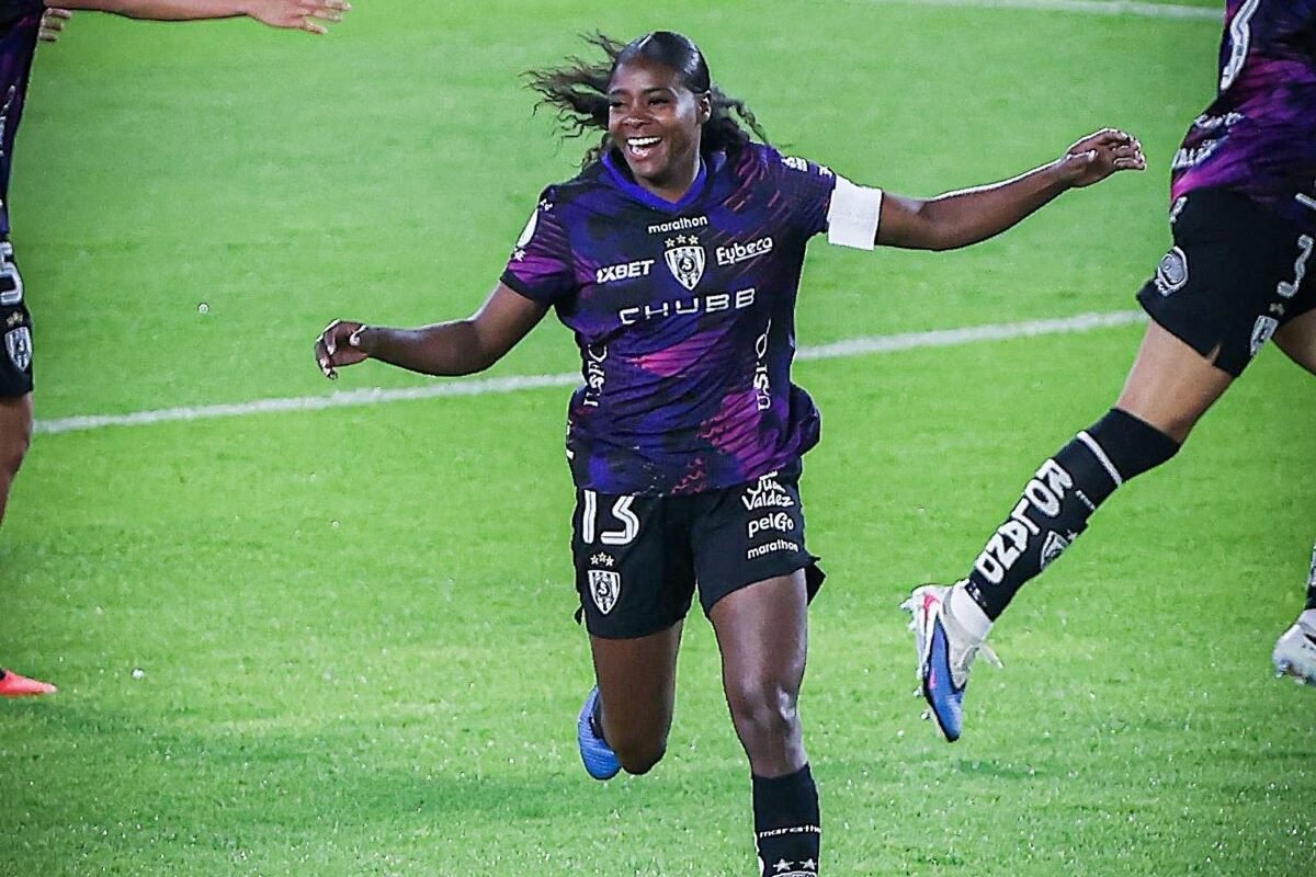 Nicole Charcopa de Dragonas IDV celebrando su gol a Universitario. Foto Dragonas IDV