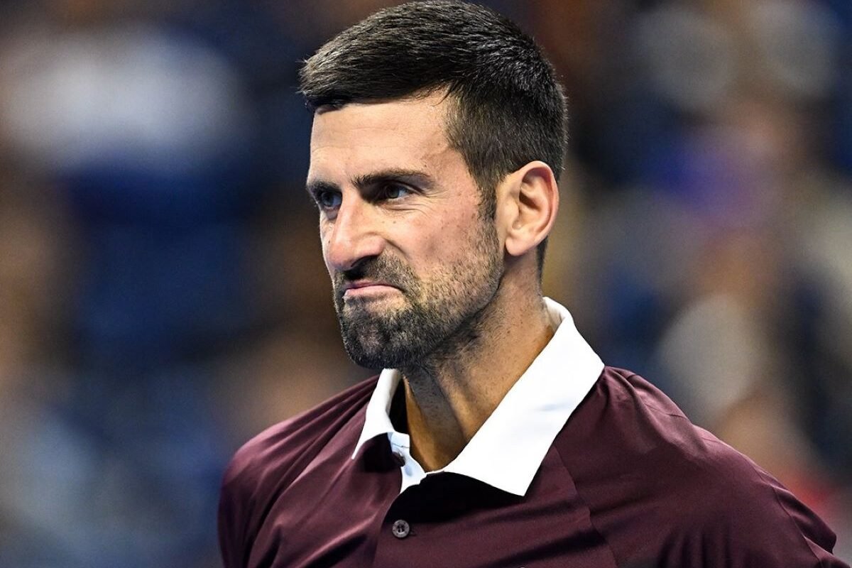 Novak Djokovic en su duelo contra Daniil Medvedev en el Abierto de China 2026. Foto: China Open