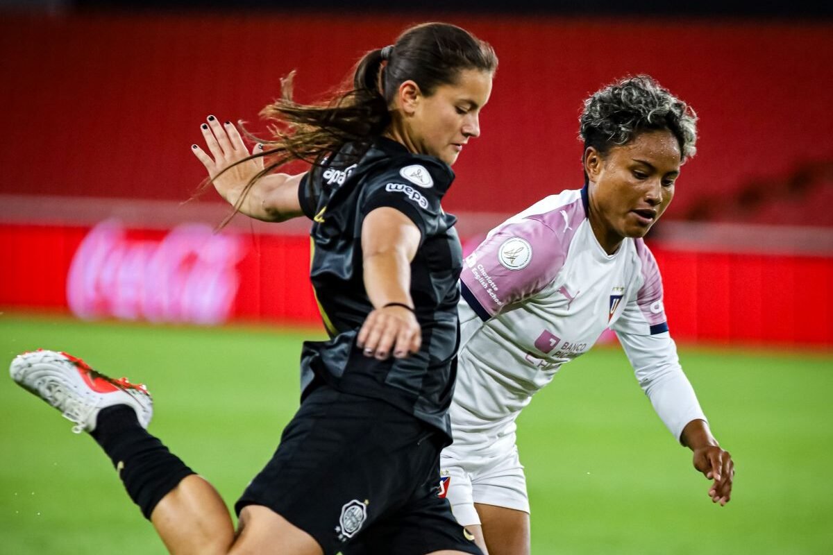 Jugadores de Guerreras Albas y Olimpia en la Copa Libertadores Femenina. Foto: Olimpia