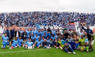El plantel de Macará celebra el triunfo que alcanzó ante Independiente del Valle. Foto: Macará