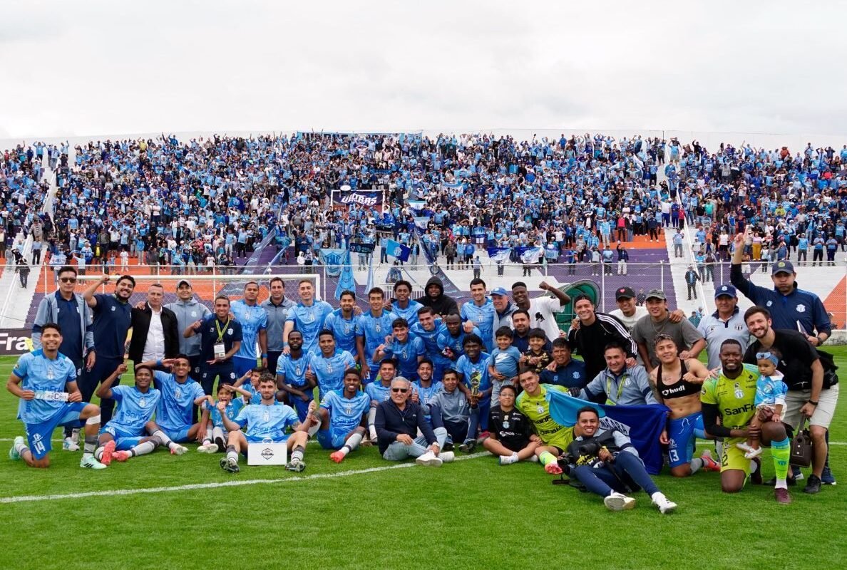 El plantel de Macará celebra el triunfo que alcanzó ante Independiente del Valle. Foto: Macará