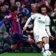 Lamine Yamal, de FC Barcelona, trata de quitarle el balón a Marc Cucurella, del Real Madrid. Foto: Real Madrid