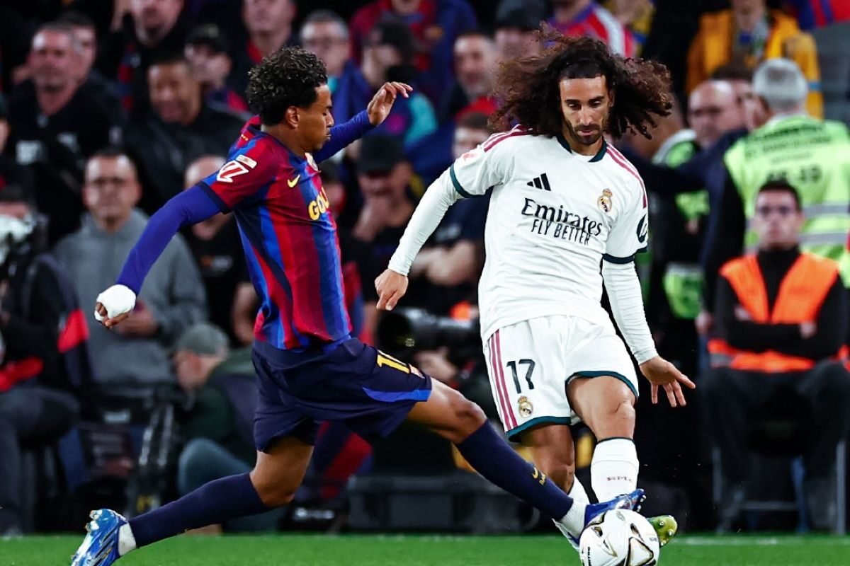 Lamine Yamal, de FC Barcelona, trata de quitarle el balón a Marc Cucurella, del Real Madrid. Foto: Real Madrid