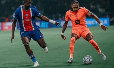 Willian Pacho del PSG y Rapinha del FC Barcelona en un partido por Champions League. Foto PSG