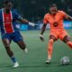 Willian Pacho del PSG y Rapinha del FC Barcelona en un partido por Champions League. Foto PSG