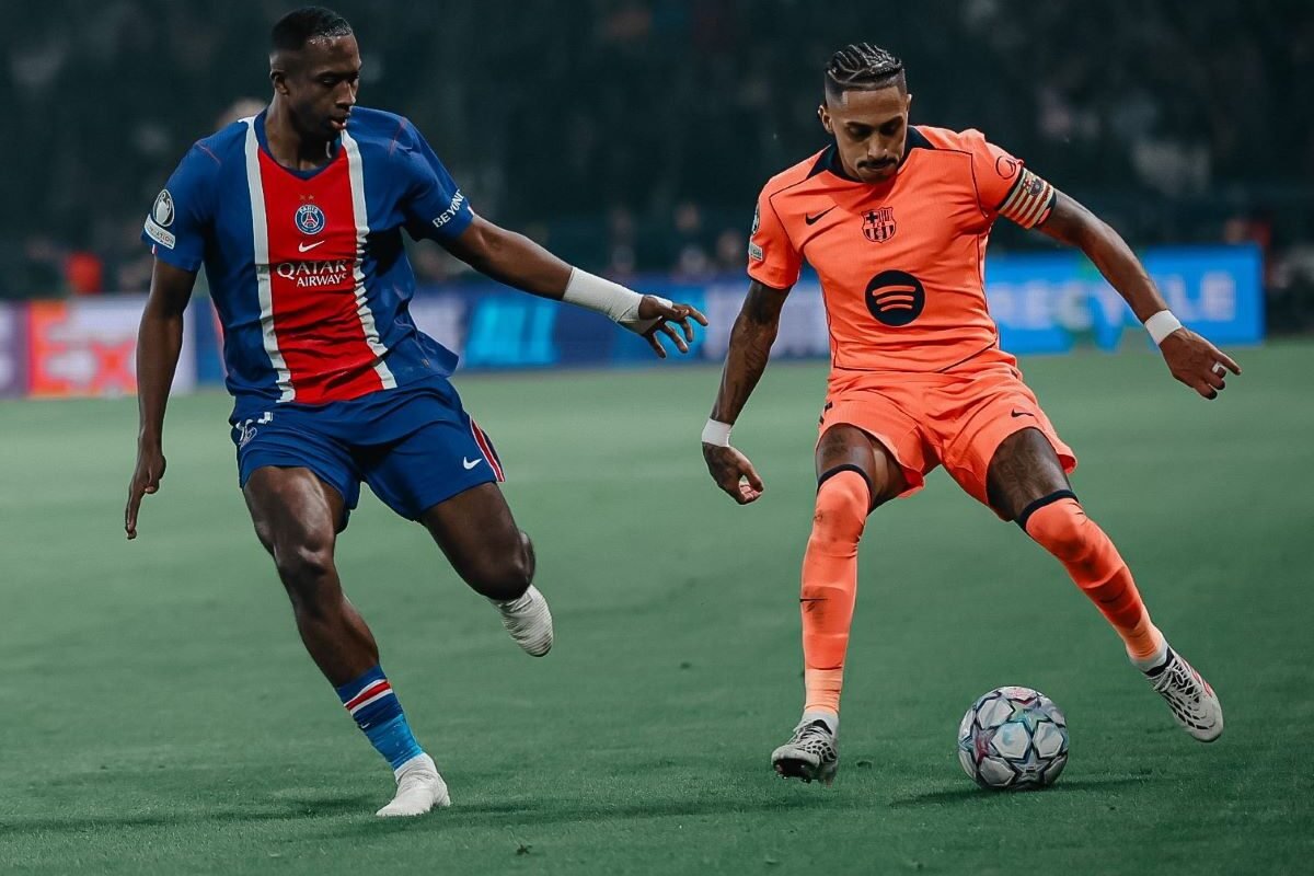 Willian Pacho del PSG y Rapinha del FC Barcelona en un partido por Champions League. Foto PSG