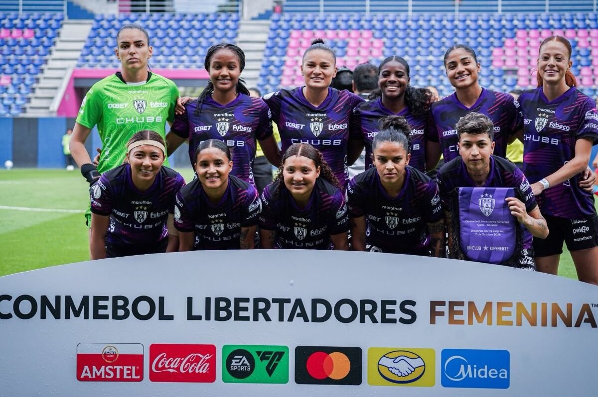 Plantel de Dragonas IDV en el debut de la Copa Conmebol Libertadores Femenina. Foto: Dragonas