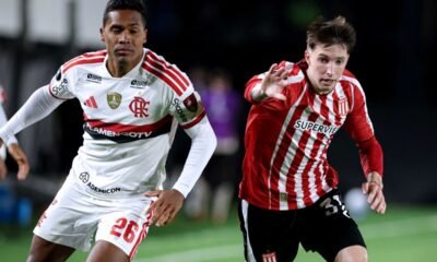 Álex Sandro, de Flamengo, con Baltasar rodríguez, de Estudiantes.
