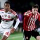 Álex Sandro, de Flamengo, con Baltasar rodríguez, de Estudiantes.