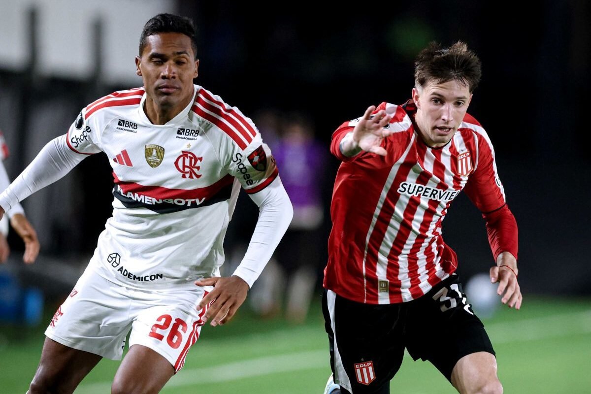 Álex Sandro, de Flamengo, con Baltasar rodríguez, de Estudiantes.