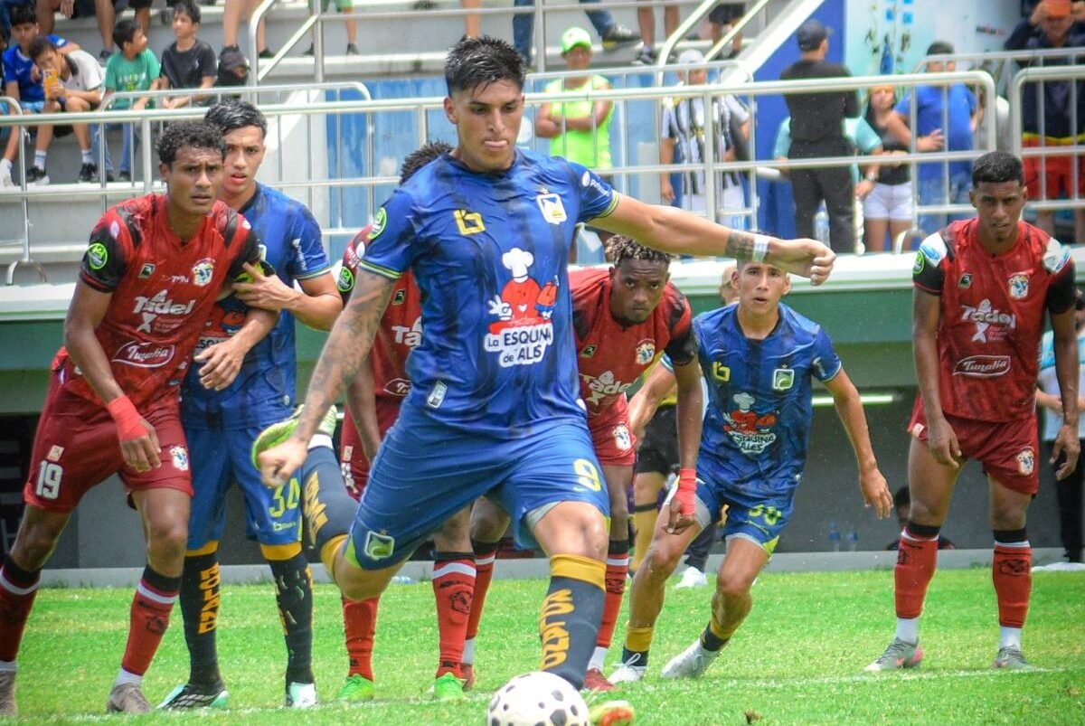 Franco Ayunta en el cobro del penal para el Delfín. Foto: Delfín