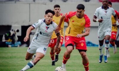 Jesús Pretell de Liga de Quito, con Rafael Monti, de Aucas. Foto: Aucas