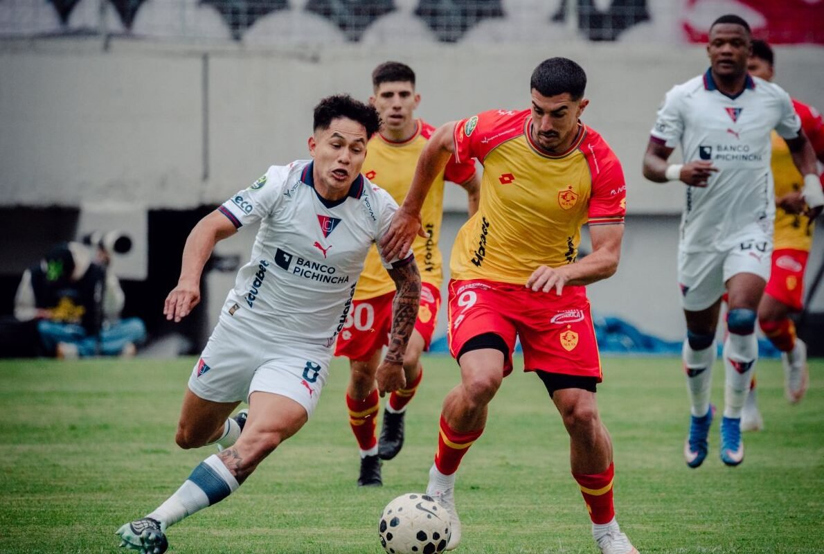 Jesús Pretell de Liga de Quito, con Rafael Monti, de Aucas. Foto: Aucas