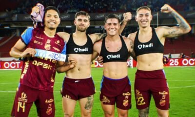 Jugadores de Macará celebran el triunfo ante LDU, en el Rodrigo Paz por la LigaPro. Foto: Macará