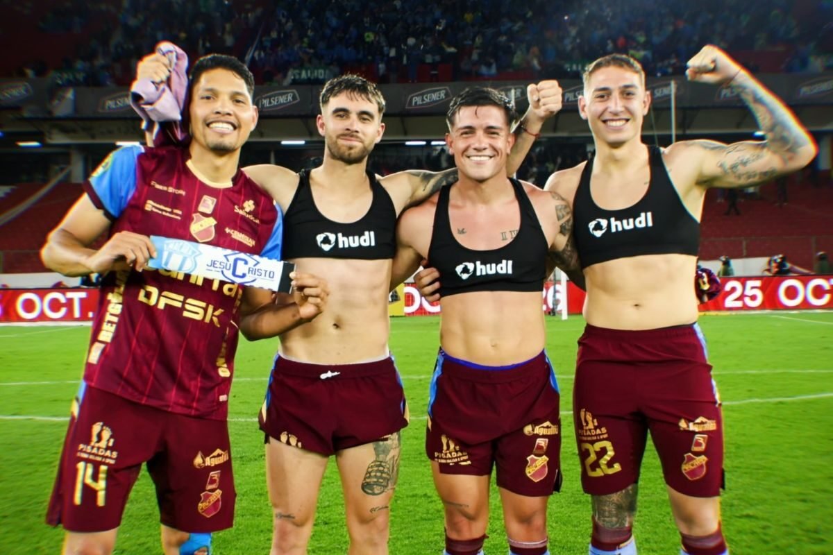 Jugadores de Macará celebran el triunfo ante LDU, en el Rodrigo Paz por la LigaPro. Foto: Macará