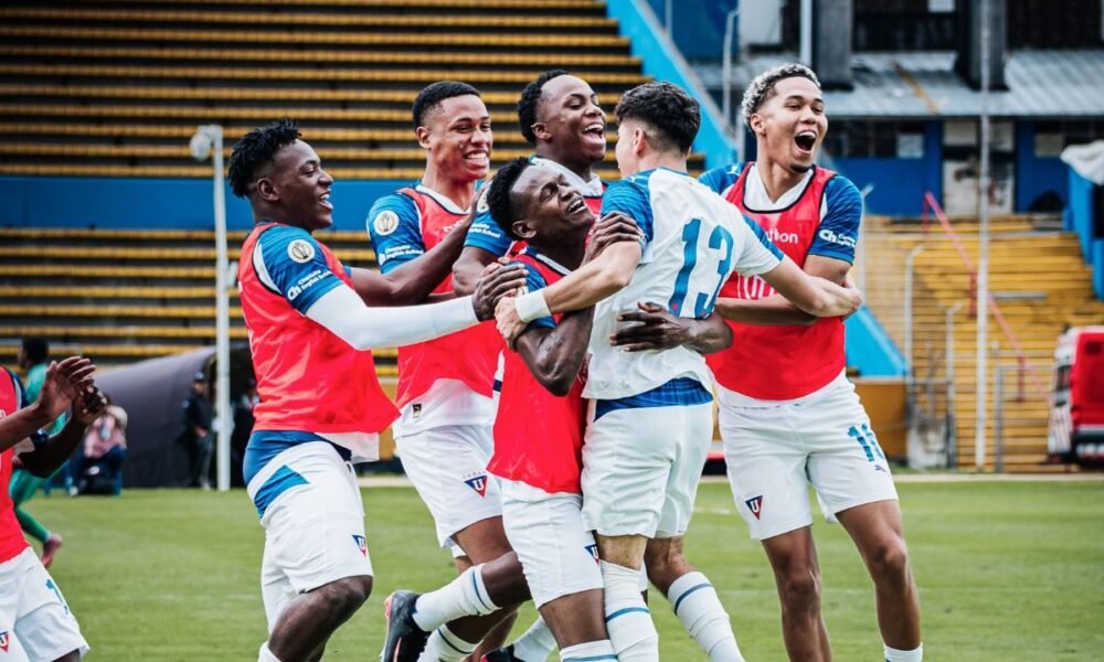 Los jugadores de Liga de Quitoc elebran uno de los goles ante IDV. Foto: LDU