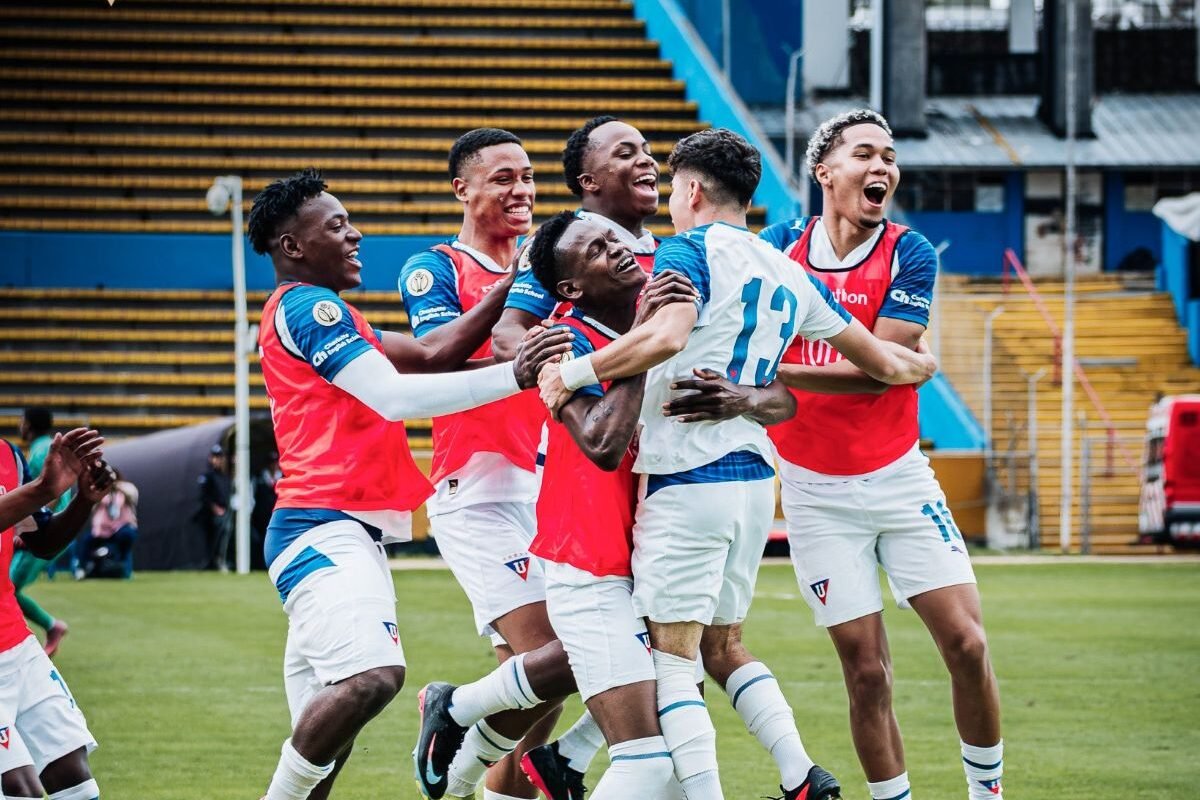 Los jugadores de Liga de Quitoc elebran uno de los goles ante IDV. Foto: LDU