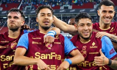 Mateo Viera y Agustín Campana celebran con sus compañeros, el segundo gol de Macará. Foto: Macará