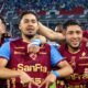 Mateo Viera y Agustín Campana celebran con sus compañeros, el segundo gol de Macará. Foto: Macará