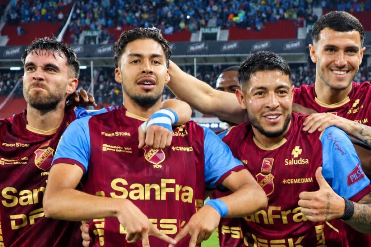 Mateo Viera y Agustín Campana celebran con sus compañeros, el segundo gol de Macará. Foto: Macará