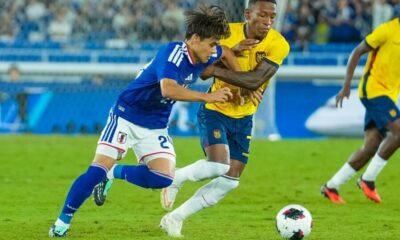 Pervis Estupiñán, de Ecuador, ante Kaishu Sano, de Japón. Foto: La Tri