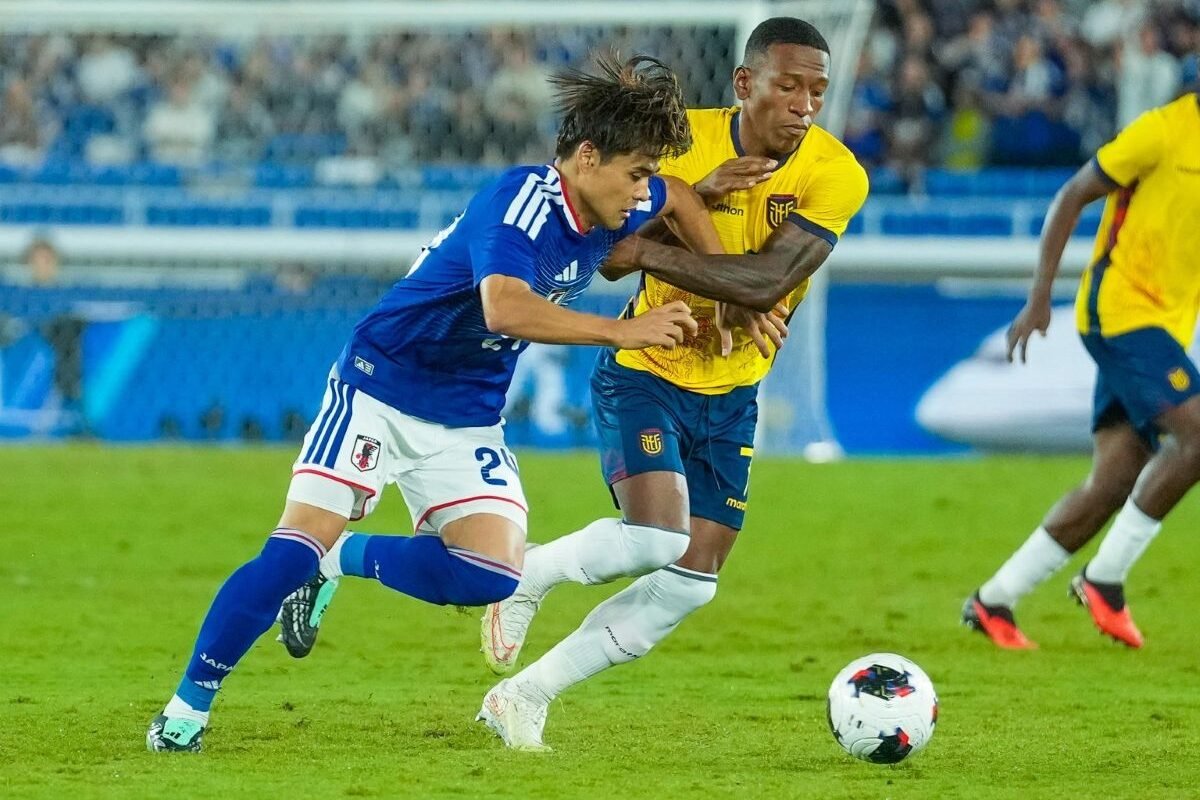 Pervis Estupiñán, de Ecuador, ante Kaishu Sano, de Japón. Foto: La Tri