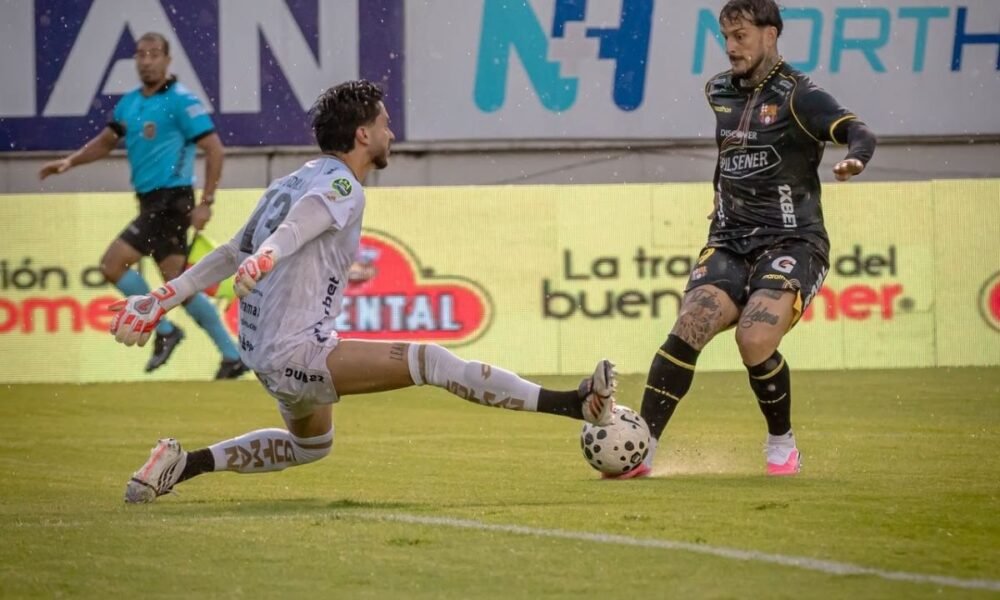 Darío Benedetto, de Barcelona SC, le anota el gol a Hamilton Piedra, de Aucas. Foto: BSC