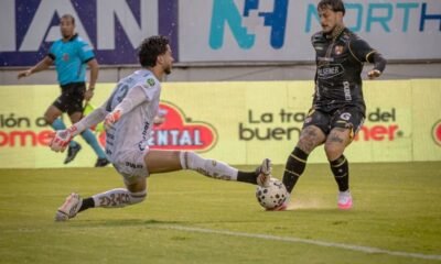 Darío Benedetto, de Barcelona SC, le anota el gol a Hamilton Piedra, de Aucas. Foto: BSC