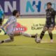 Darío Benedetto, de Barcelona SC, le anota el gol a Hamilton Piedra, de Aucas. Foto: BSC