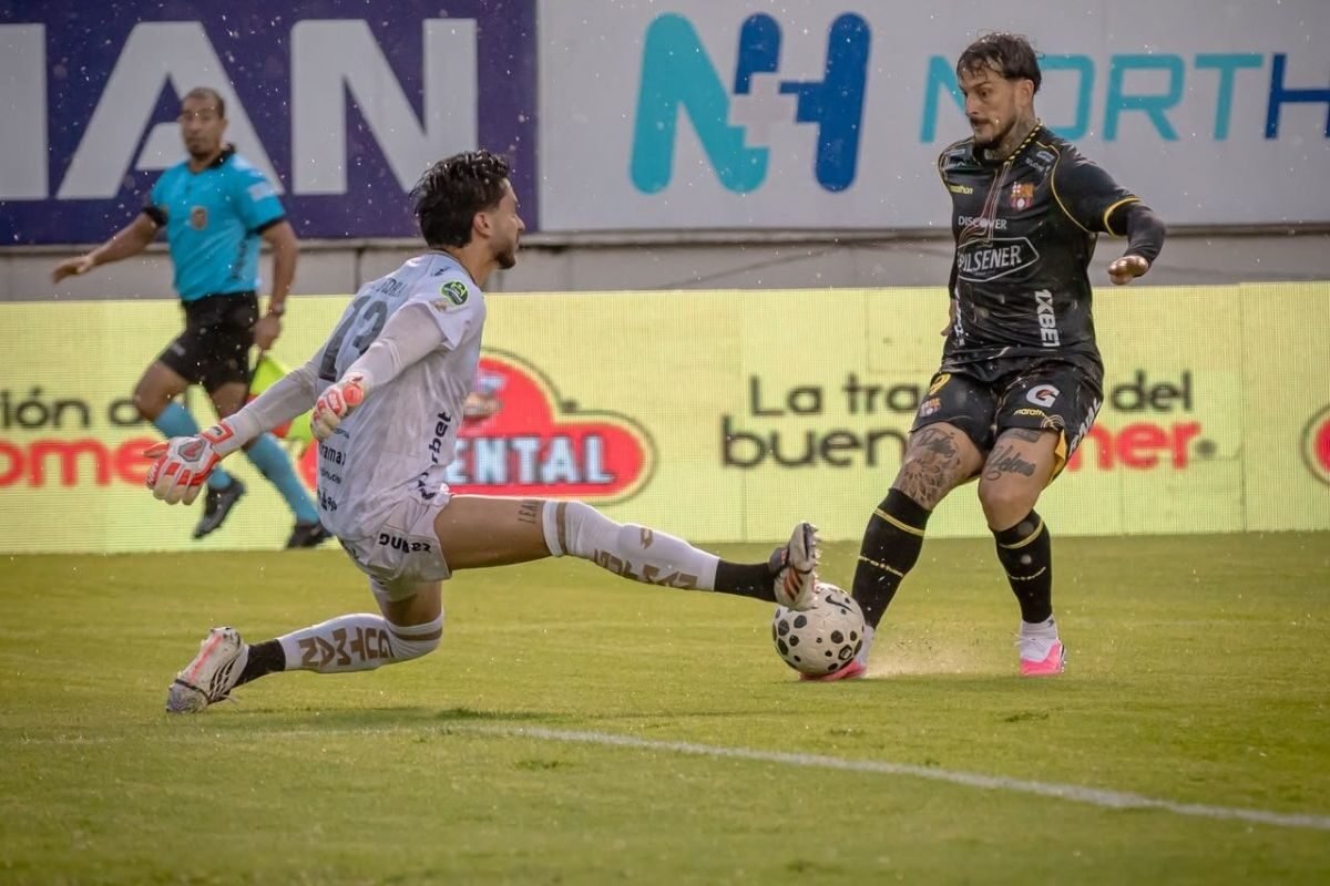 Darío Benedetto, de Barcelona SC, le anota el gol a Hamilton Piedra, de Aucas. Foto: BSC